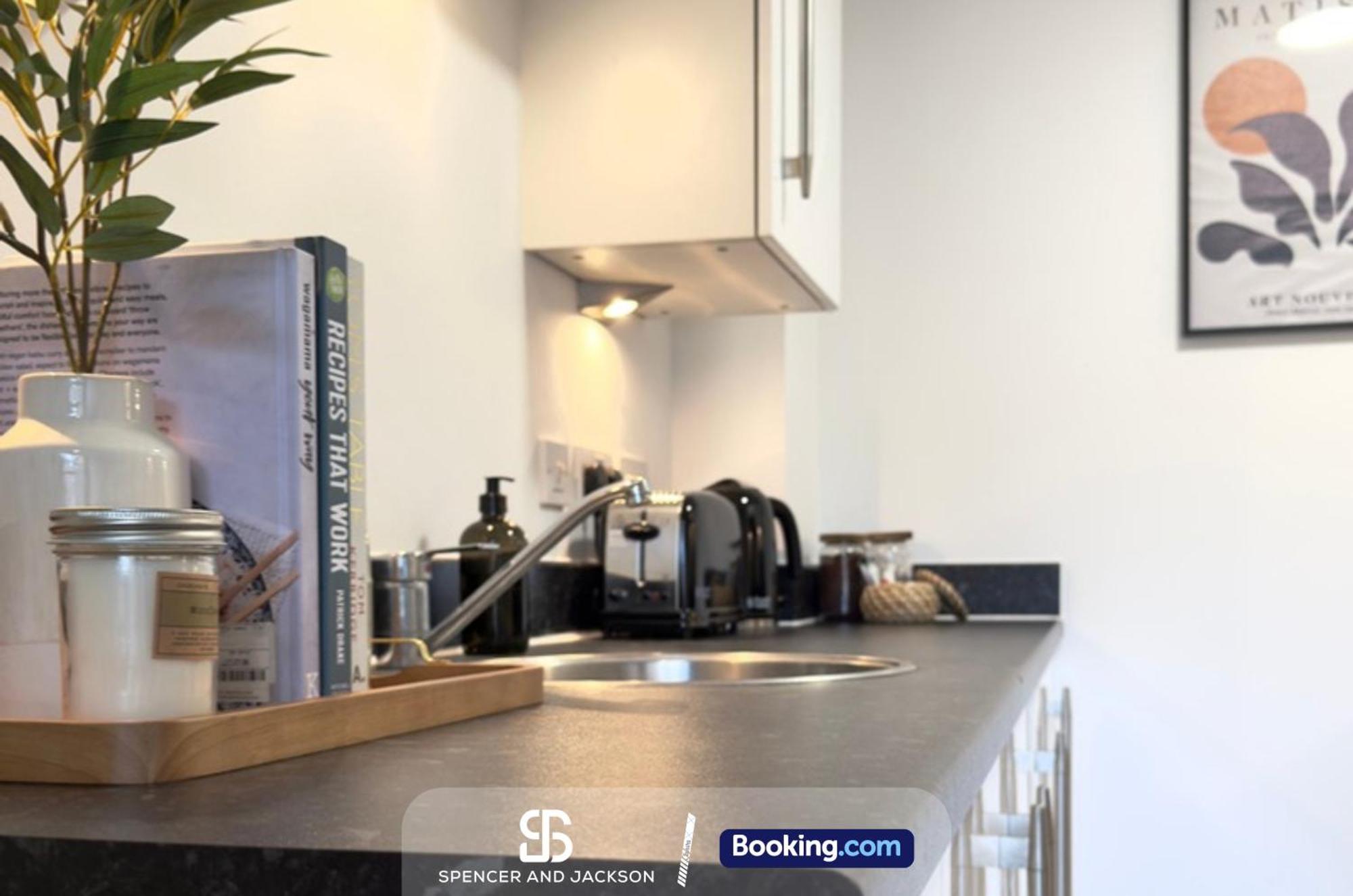 1 Bedroom City Centre Apartment Near The University And Bodleian Library By Spencer And Jackson Short Lets & Serviced Accommodation Oxford Bagian luar foto